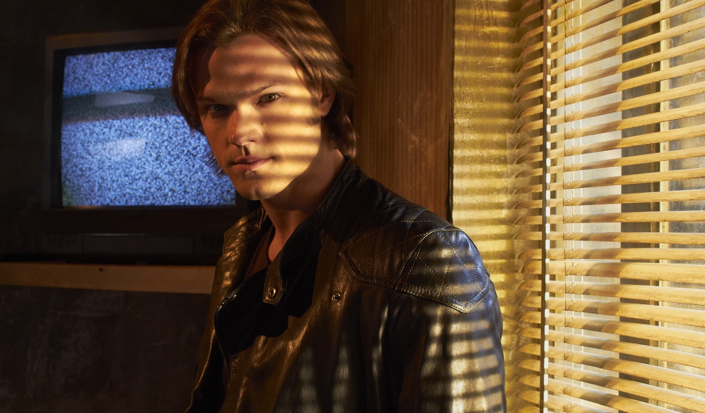 Актер Джаред Падалеки в черной кожаной куртке