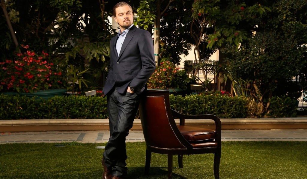 Актер Леонардо Ди Каприо со стулом 