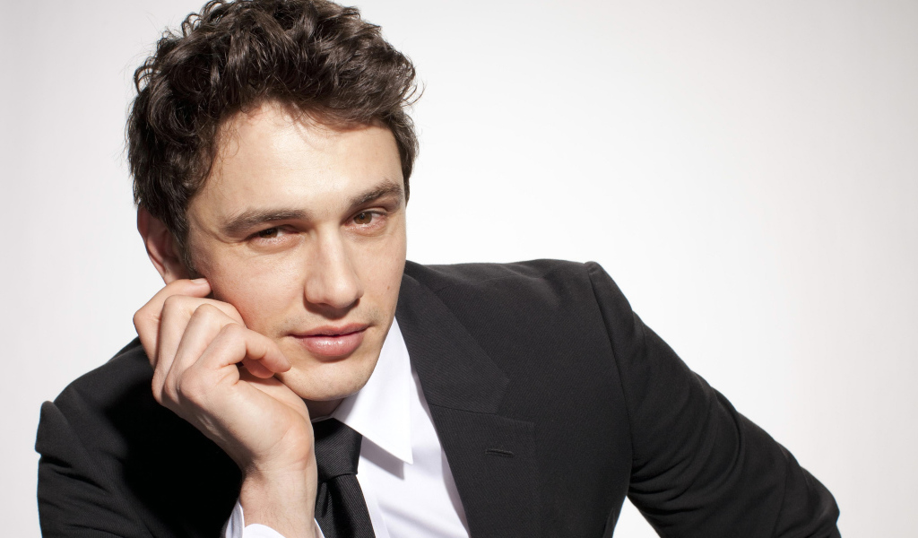 Американский актер Джеймс Франко в стильном костюме