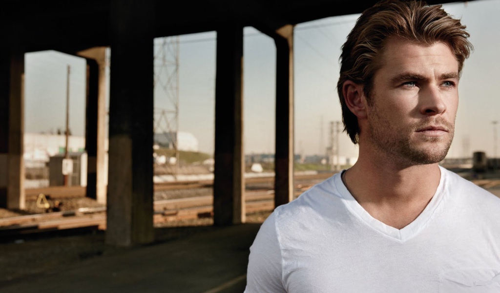 Красивый актер Крис Хемсворт в белой майке