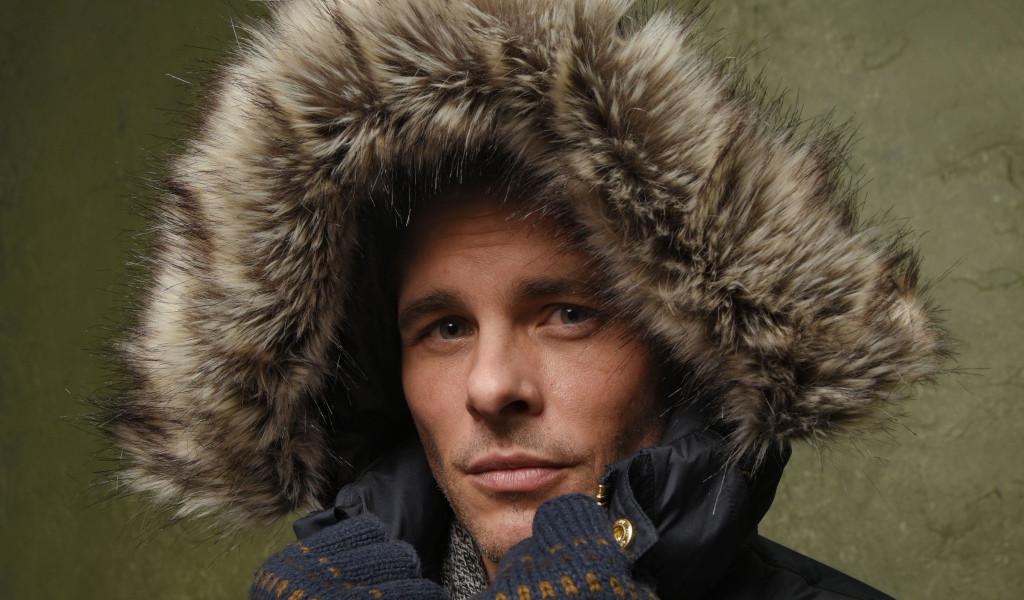 Красивый актер Джеймс Марсден в капюшоне с мехом