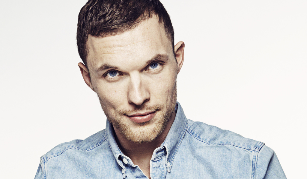 Красивый голубоглазый актер Эд Скрейн фото на белом фоне