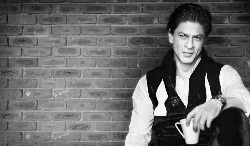 Популярный индийский актер Шахрух Хан черно-белое фото