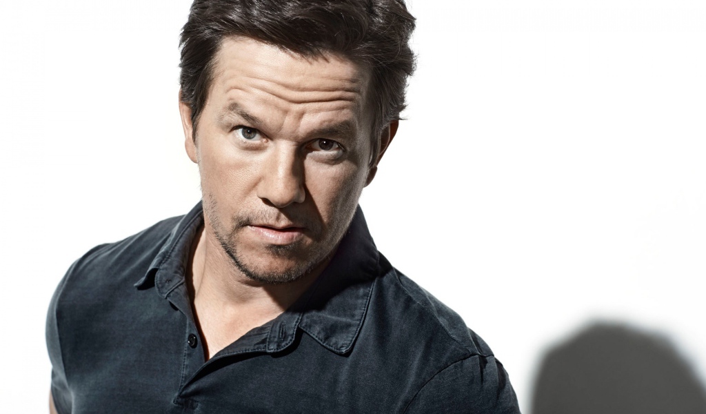 Популярный актер Марк Уолберг фото на белом фоне