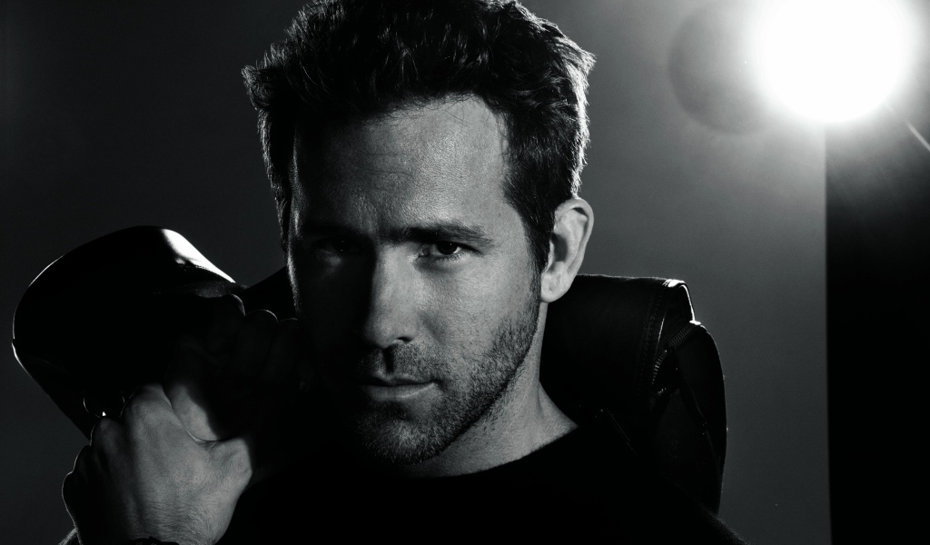 Популярный актер Райан Рейнольдс, черно-белое фото