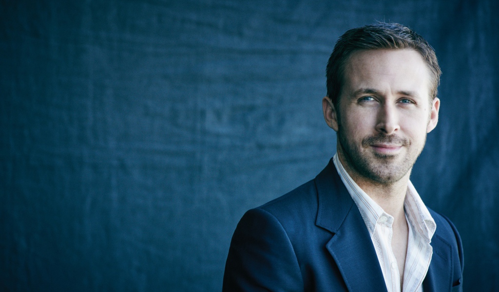 Стильный актер Райан Гослинг в костюме 