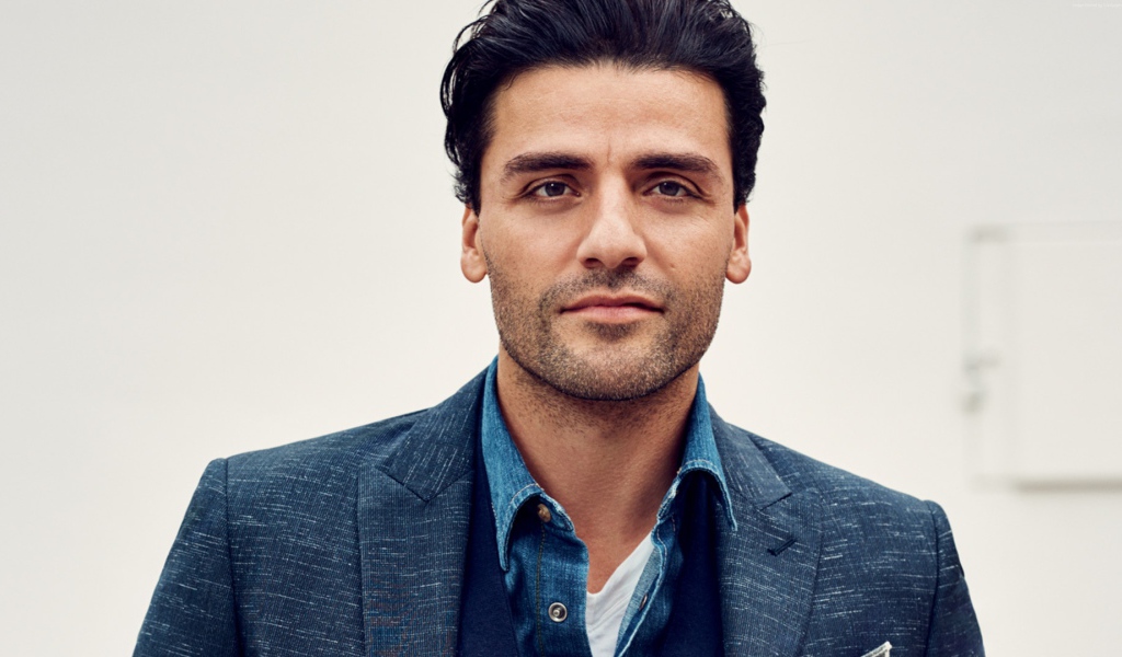 Стильный мужчина актер Оскар Айзек в костюме