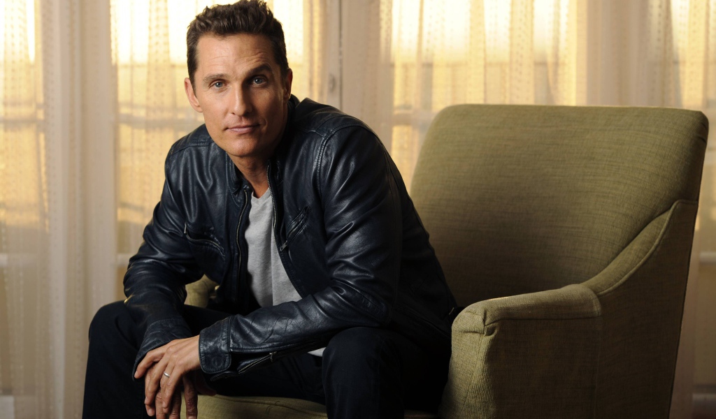 Знаменитый актер Мэттью Макконахи сидит в кресле