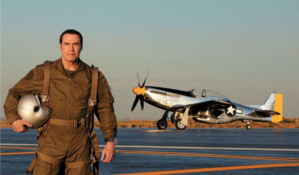 Популярный актер Джон Траволта на фоне самолета