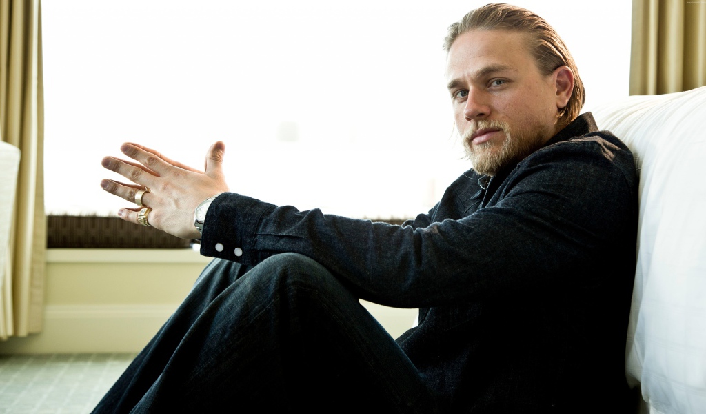 Популярный молодой актер Чарли Ханнэм