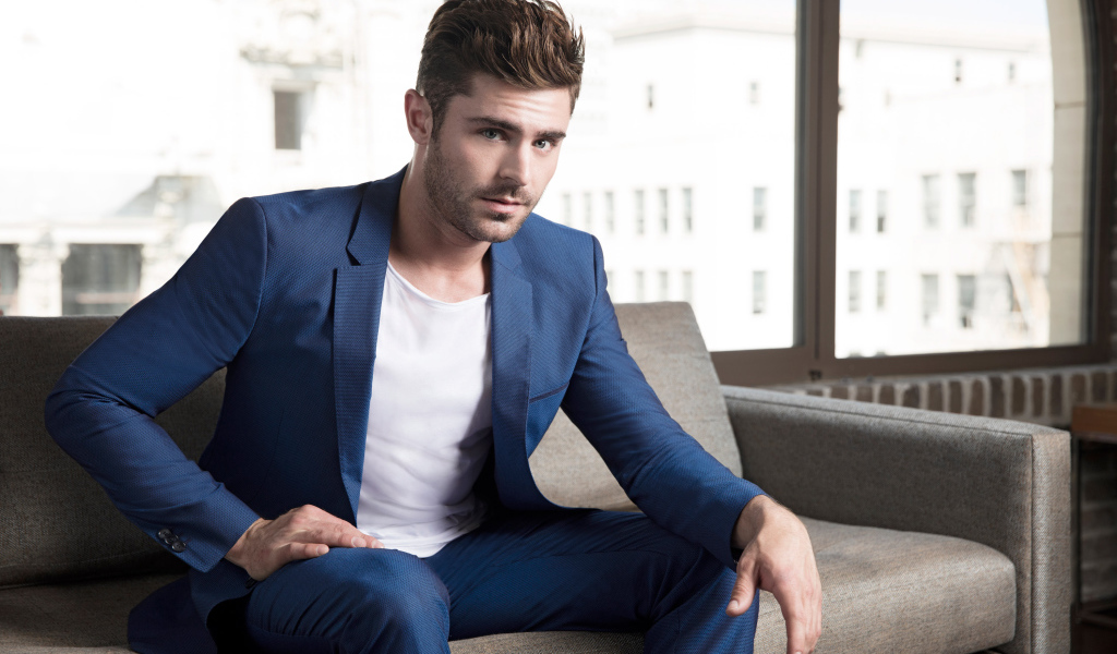 Молодой актер Зак Эфрон в костюме 