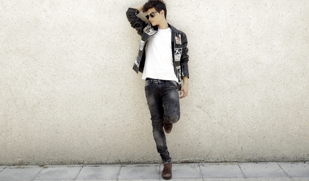 Молодой актер, певец  Авраам Матео стоит у стены