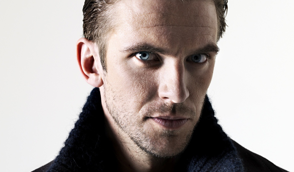 Молодой голубоглазый актер Дэн Стивенс фото на белом фоне