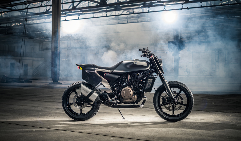Черный супербайк Husqvarna Svartpilen 701 в дыму