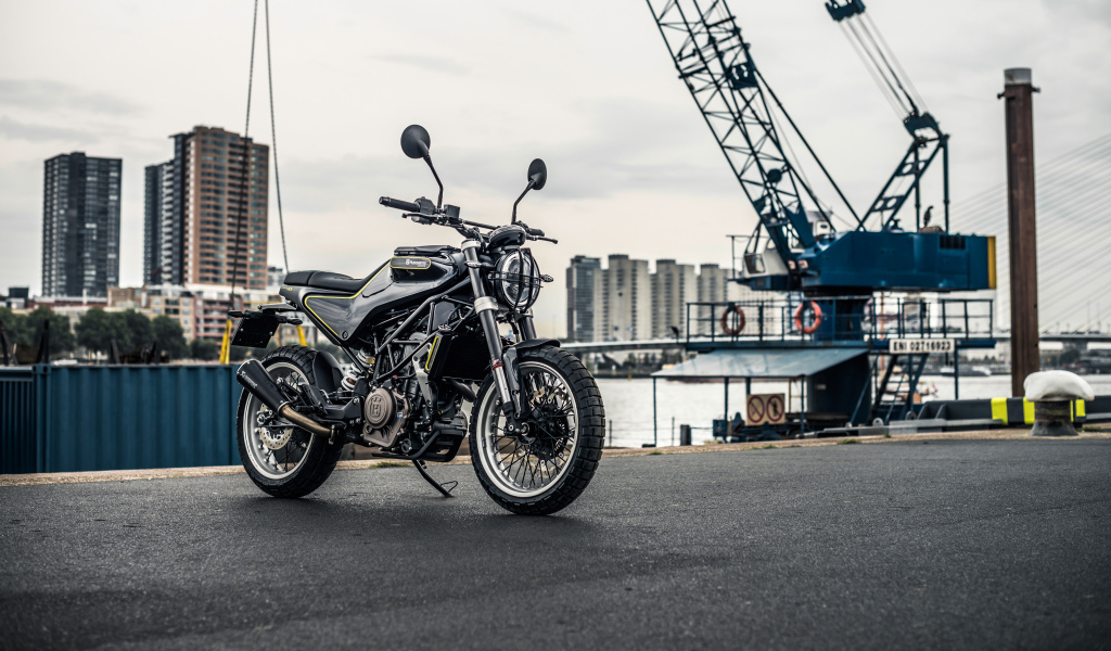 Черный стильный мотоцикл Husqvarna Svartpilen 401, 2018