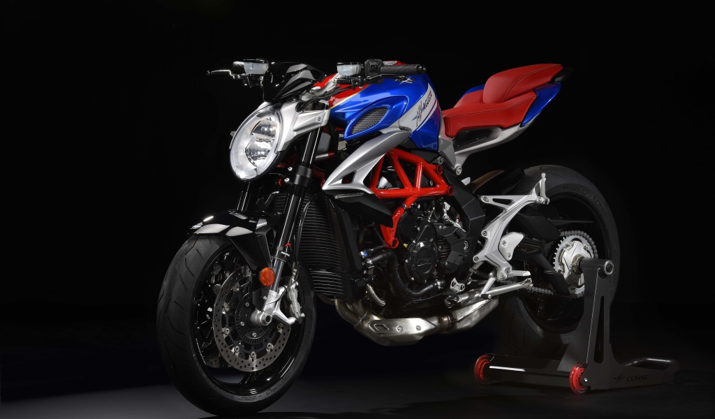 Мотоцикл MV Agusta Brutale 800 America на черном фоне