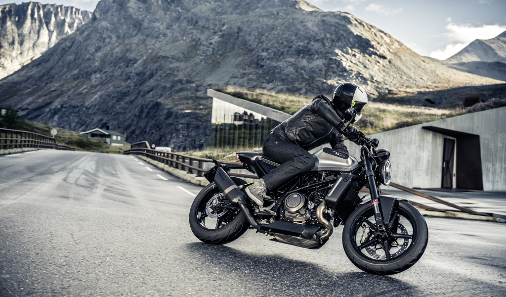 Мотоциклист на трассе на черном мотоцикле  Husqvarna Vitpilen 701, 2018