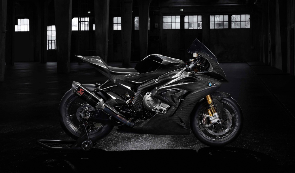 Черный мотоцикл BMW HP4 Race, 2018 