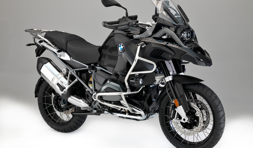 Черный мотоцикл BMW R1200GS на сером фоне