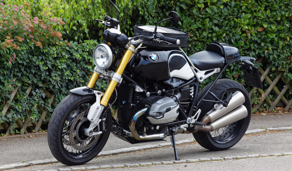 Черный мотоцикл BMW R nineT