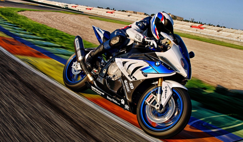 Мотоцикл BMW HP4 на мотокроссе 