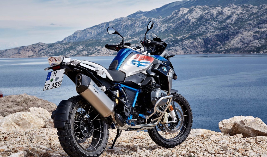 Мотоцикл  BMW R1200GS Rallye на фоне гор 