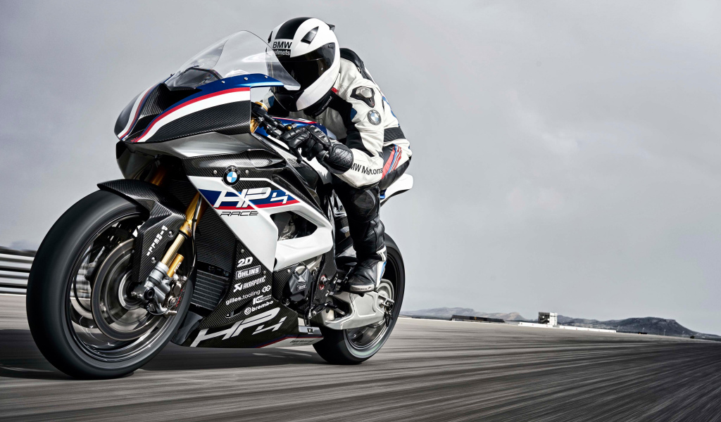 Мотоциклист на быстром мотоцикле BMW HP4 Race