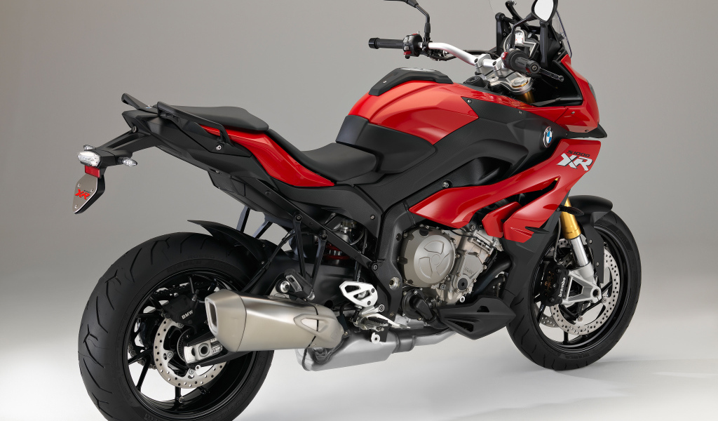 Красный мотоцикл BMW  S 1000 XR на сером фоне