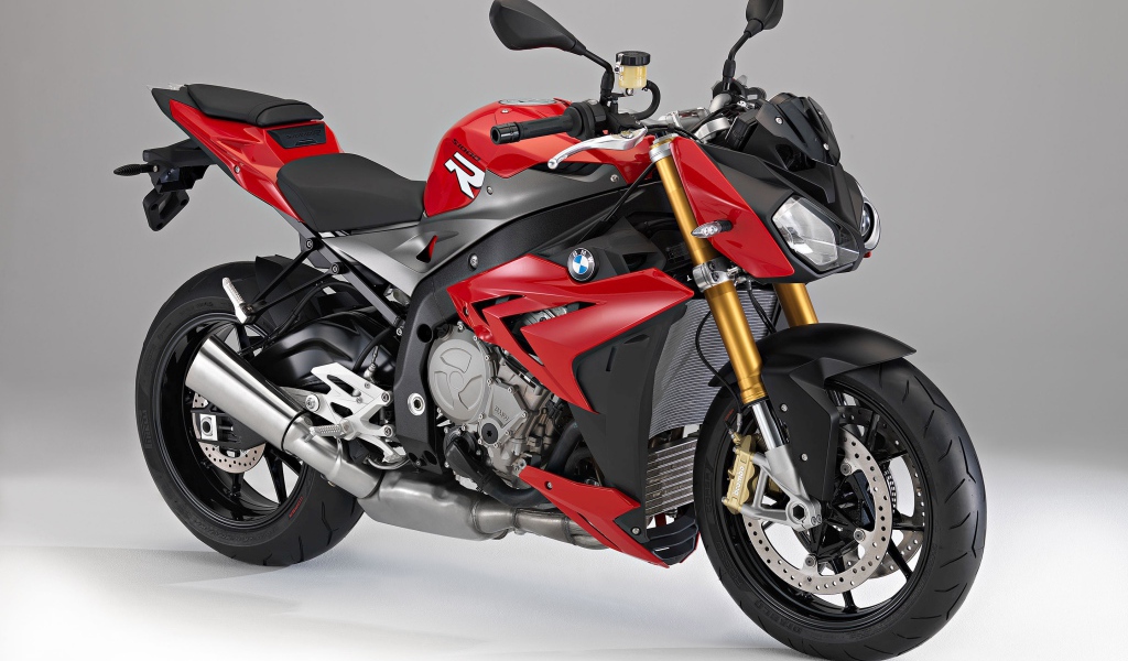 Стильный красный мотоцикл BMW S1000R  на сером фоне