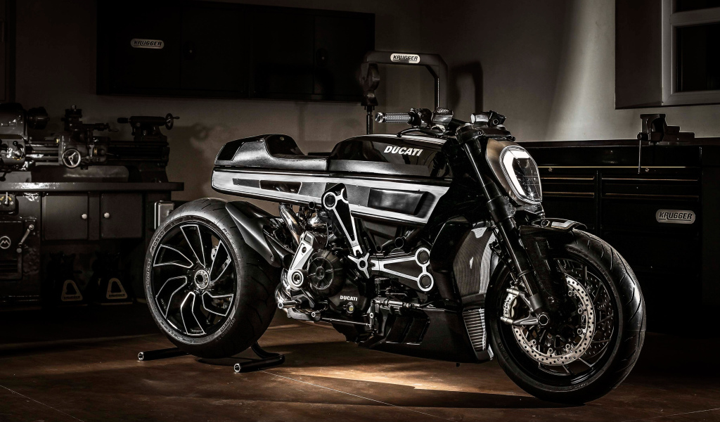 Большой черный мотоцикл  Ducati