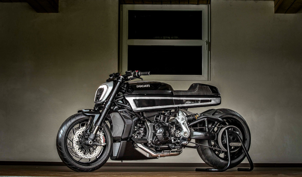Большой черный мотоцикл Ducati XDiavel