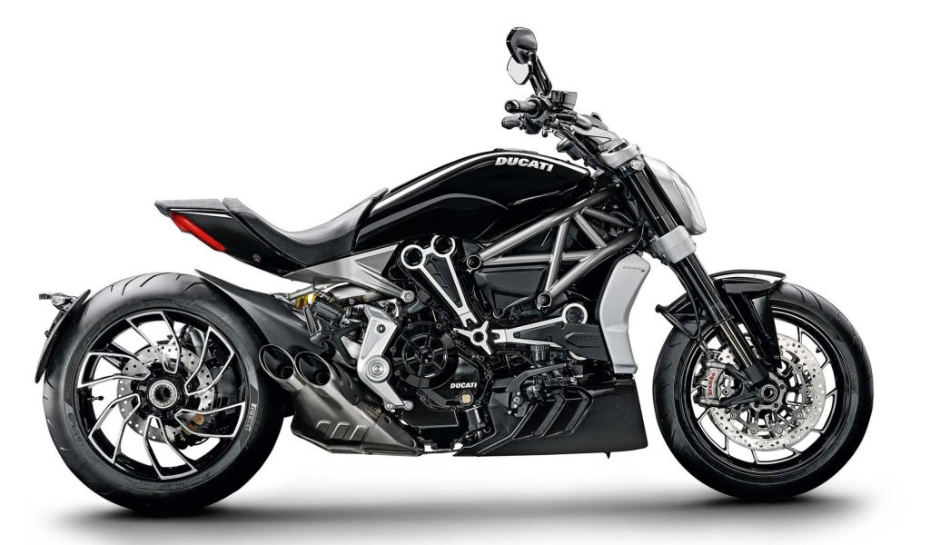 Черный мотоцикл Ducati XDiavel S на белом фоне