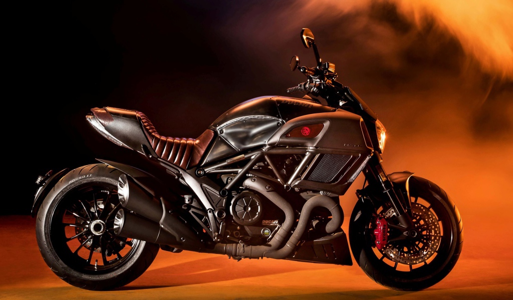 Черный автомобиль Ducati Diavel Diesel 2017 