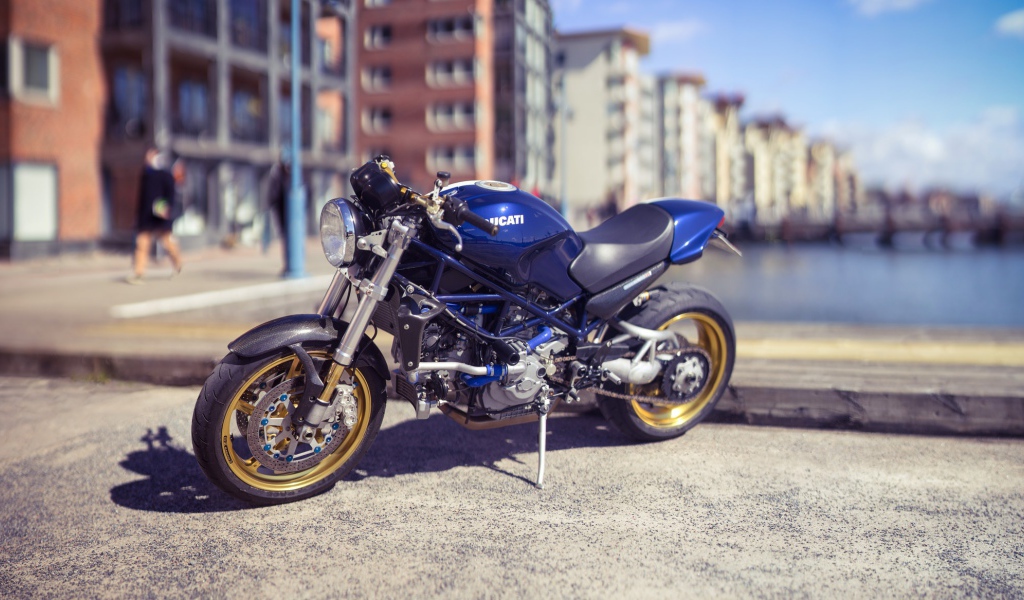 Синий мотоцикл Ducati в городе