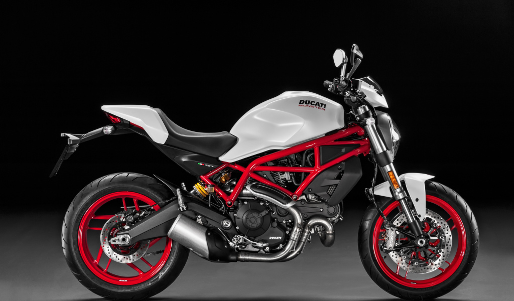 Мотоцикл Ducati Monster 797 на черном фоне