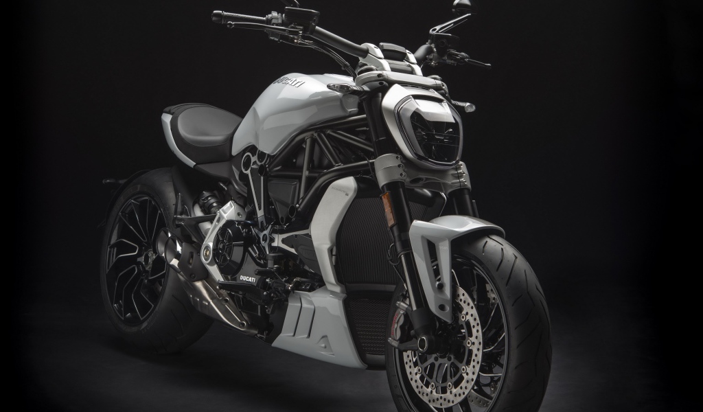 Мотоцикл Ducati XDiavel S, 2018 на черном фоне