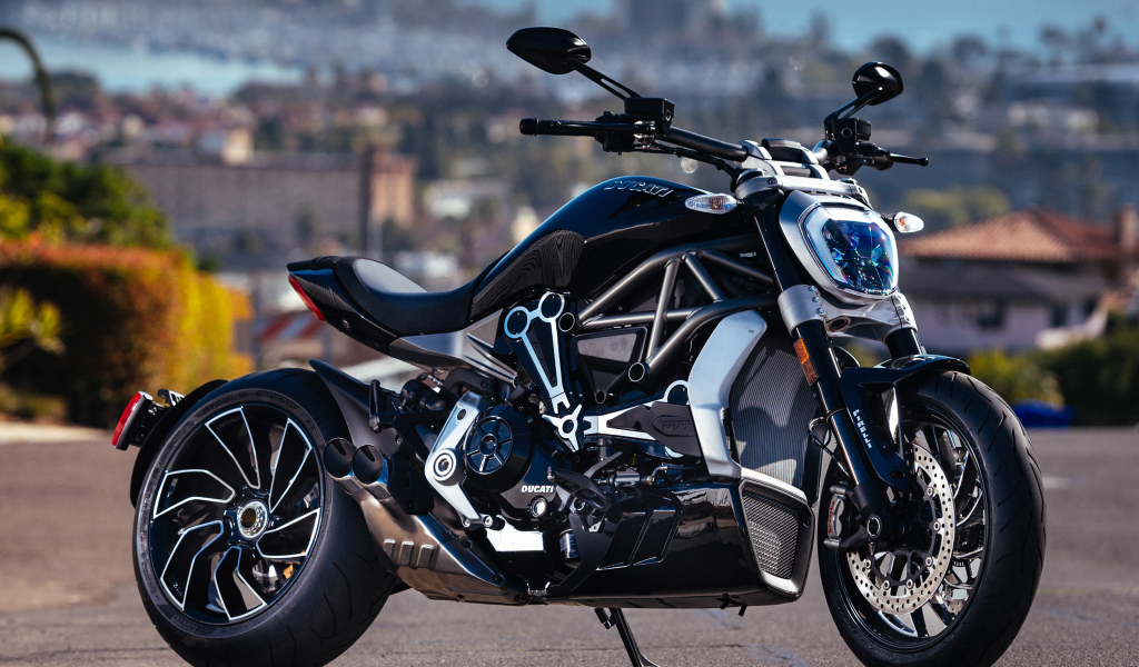 Мотоцикл Ducati  XDiavel S вид сбоку