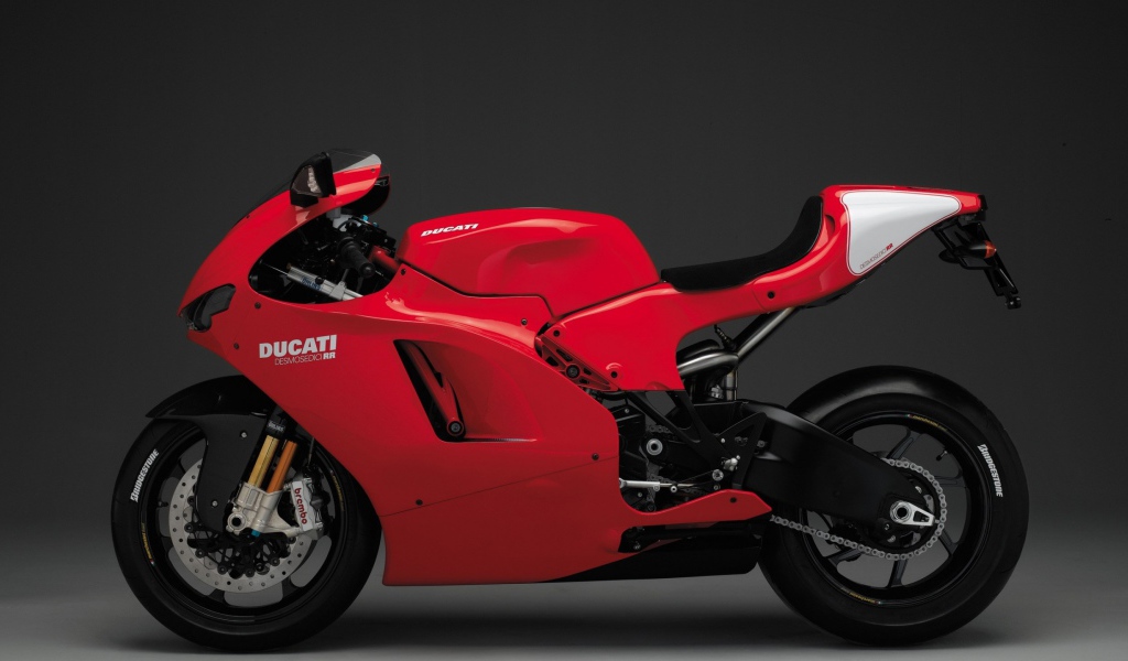 Красный мотоцикл Ducati Desmosedici RR на сером фоне