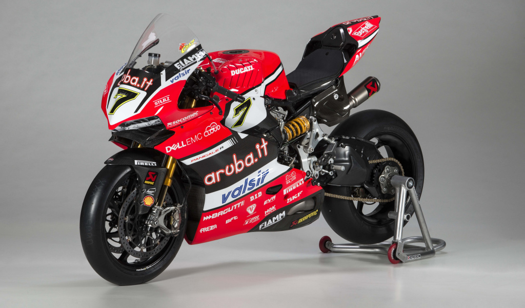 Красный мотоцикл Ducati Panigale R Superbike, 2017 на сером фоне
