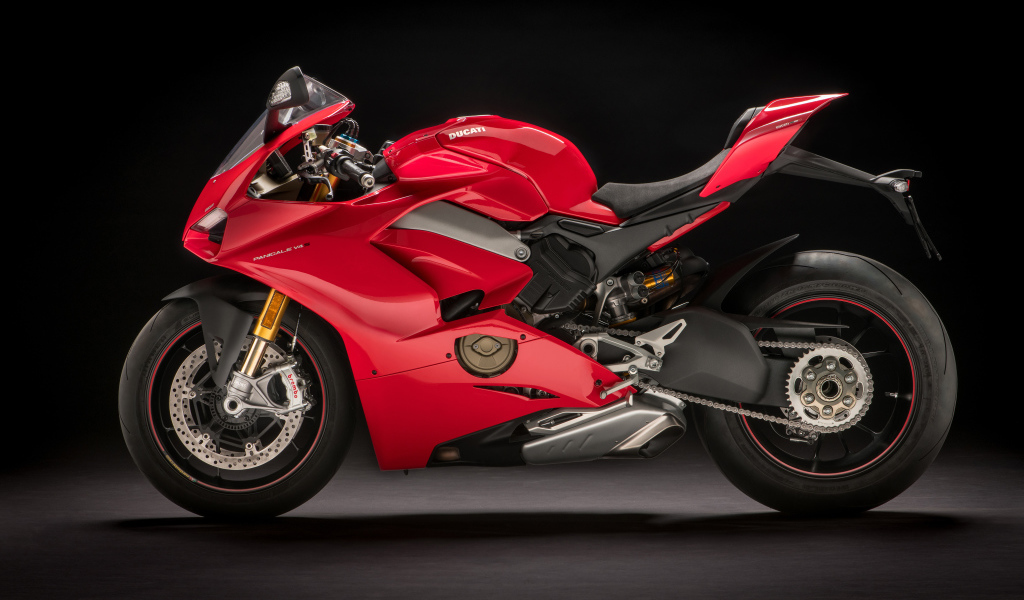 Красный мотоцикл Ducati Panigale V4 S, 2018 вид сбоку