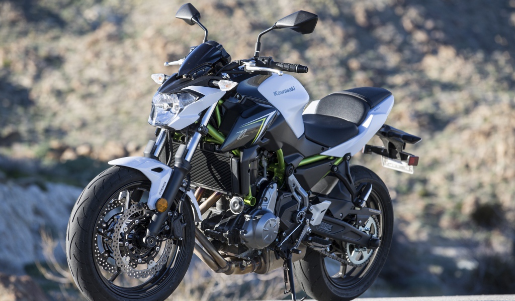 Серый мотоцикл Kawasaki Z650