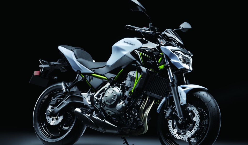 Мотоцикл Kawasaki Z650, 2017 на черном фоне