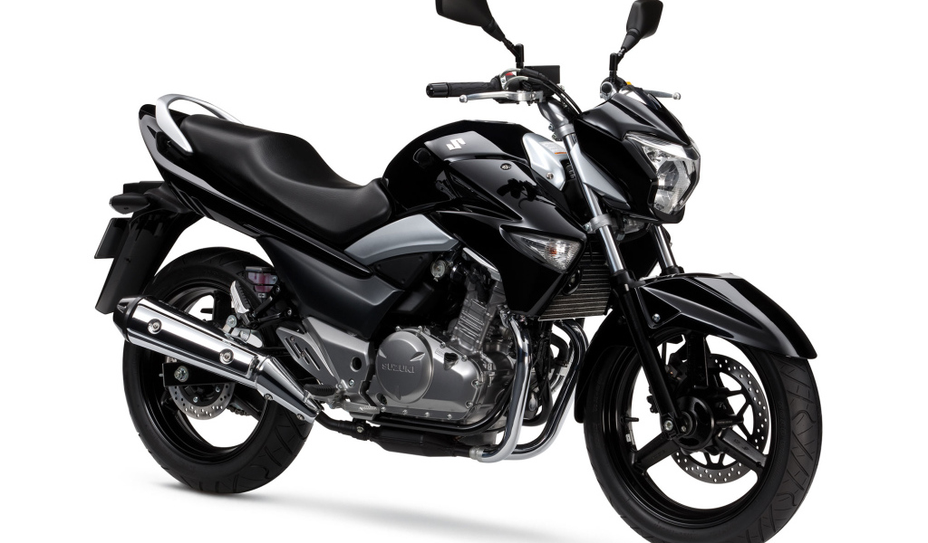 Черный мотоцикл Suzuki GW250 Inazuma на белом фоне 