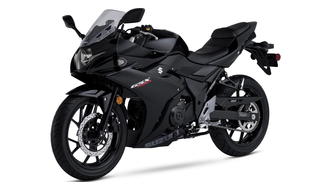 Мотоцикл Suzuki GSX250R на белом фоне 