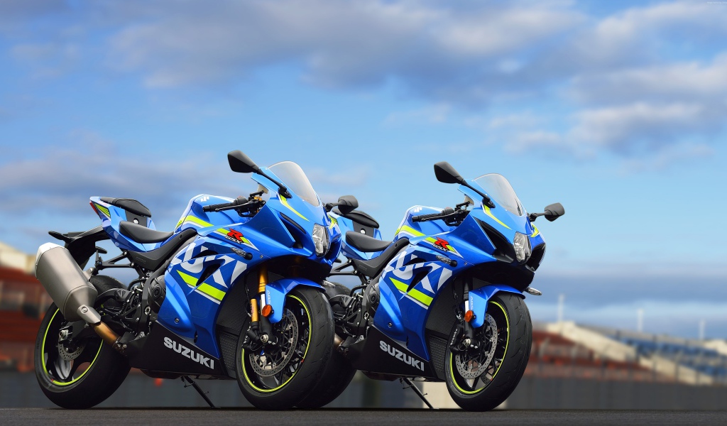 Два синих гоночных мотацикла  Suzuki GSX-R1000, 2017