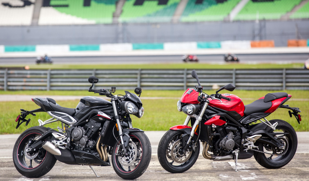 Черный и красный мотоциклы Triumph
