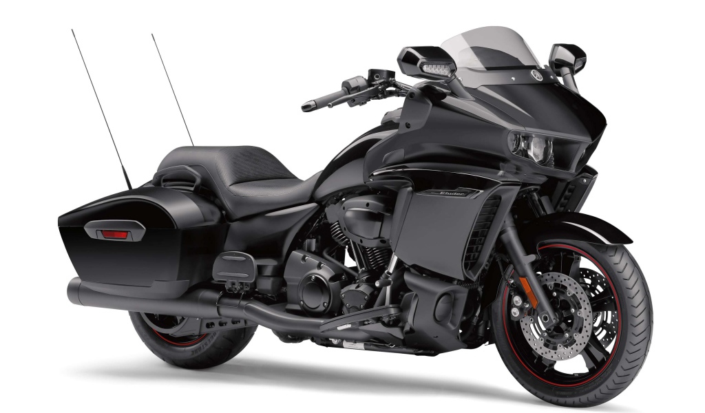 Черный мотоцикл Yamaha Star Eluder, 2018 на белом фоне