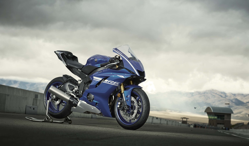 Синий мотоцикл Yamaha YZF-R6, 2017 года на фоне неба