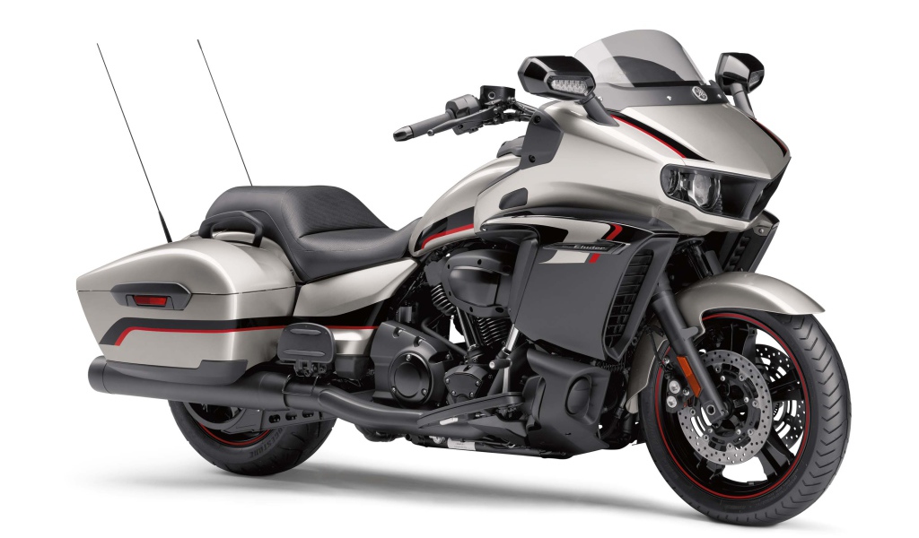 Серый мотоцикл Yamaha Star Eluder, 2018 на белом фоне