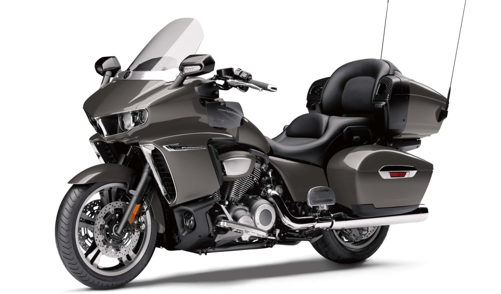 Серый мотоцикл Yamaha Star Venture, 2018 на белом фоне